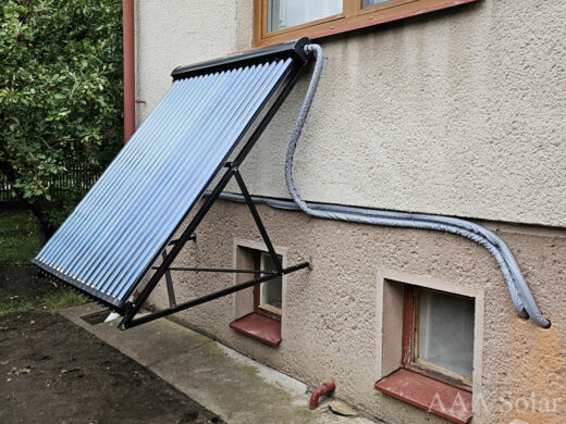 Montáž trubicového kolektoru na svislé stěně s konstrukcí.