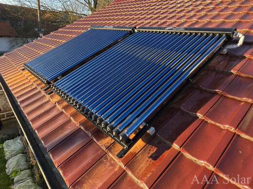 Solární trubicové kolektory na ohřev vody s instalací na šikmou střechu.