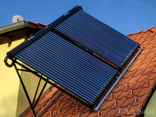 Solární kolektory na šikmé taškové střeše s natočením na jih.